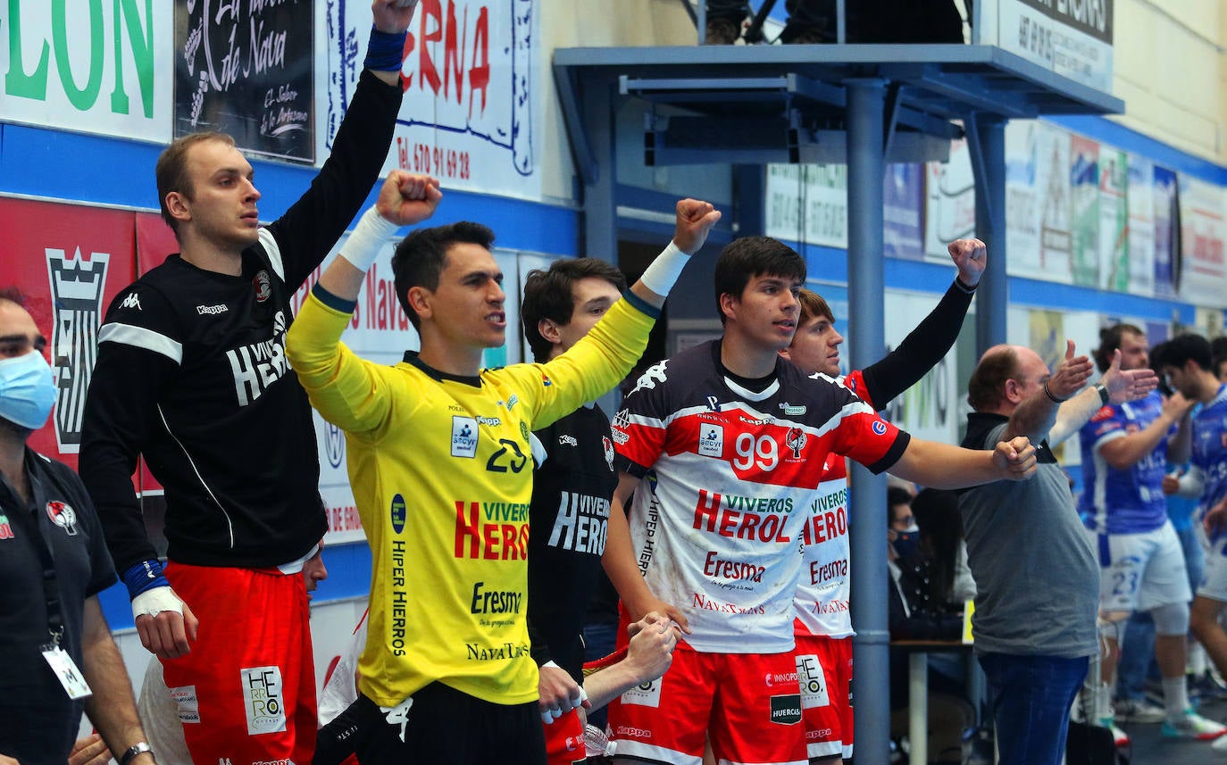 Partido de la liga Asobal entre el Balonmano Nava y el Cisne. 