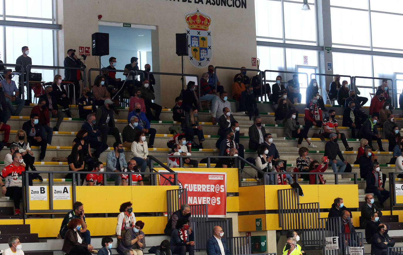 Partido de la liga Asobal entre el Balonmano Nava y el Cisne. 