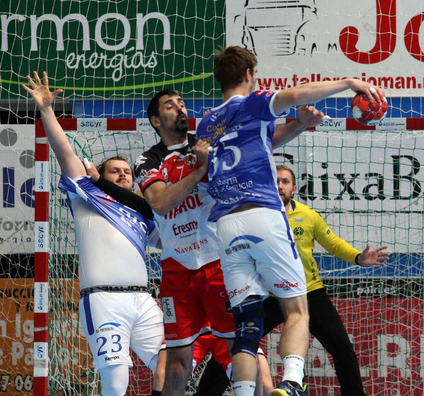 Partido de la liga Asobal entre el Balonmano Nava y el Cisne. 