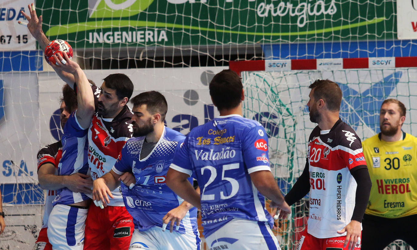 Partido de la liga Asobal entre el Balonmano Nava y el Cisne. 