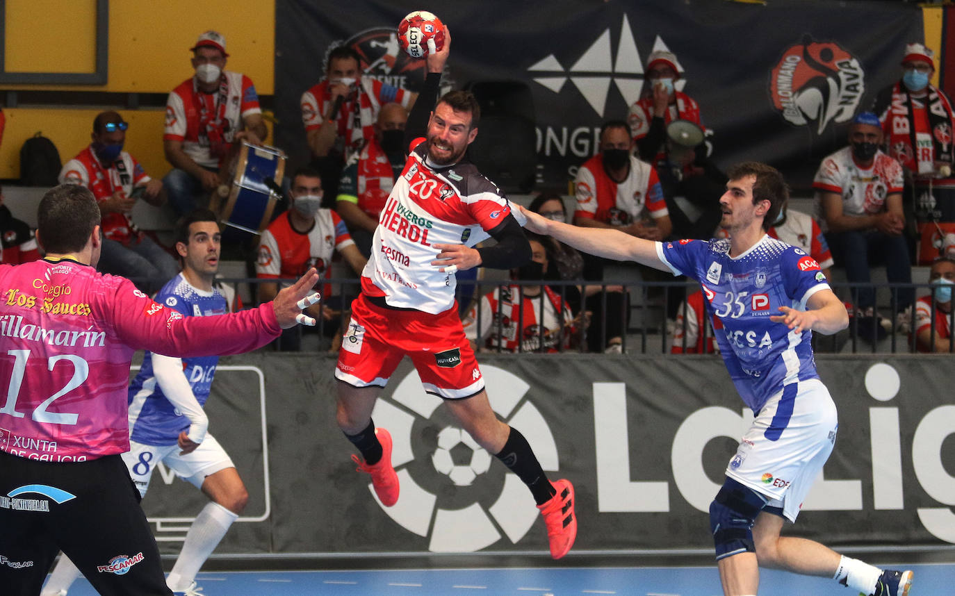 Partido de la liga Asobal entre el Balonmano Nava y el Cisne. 