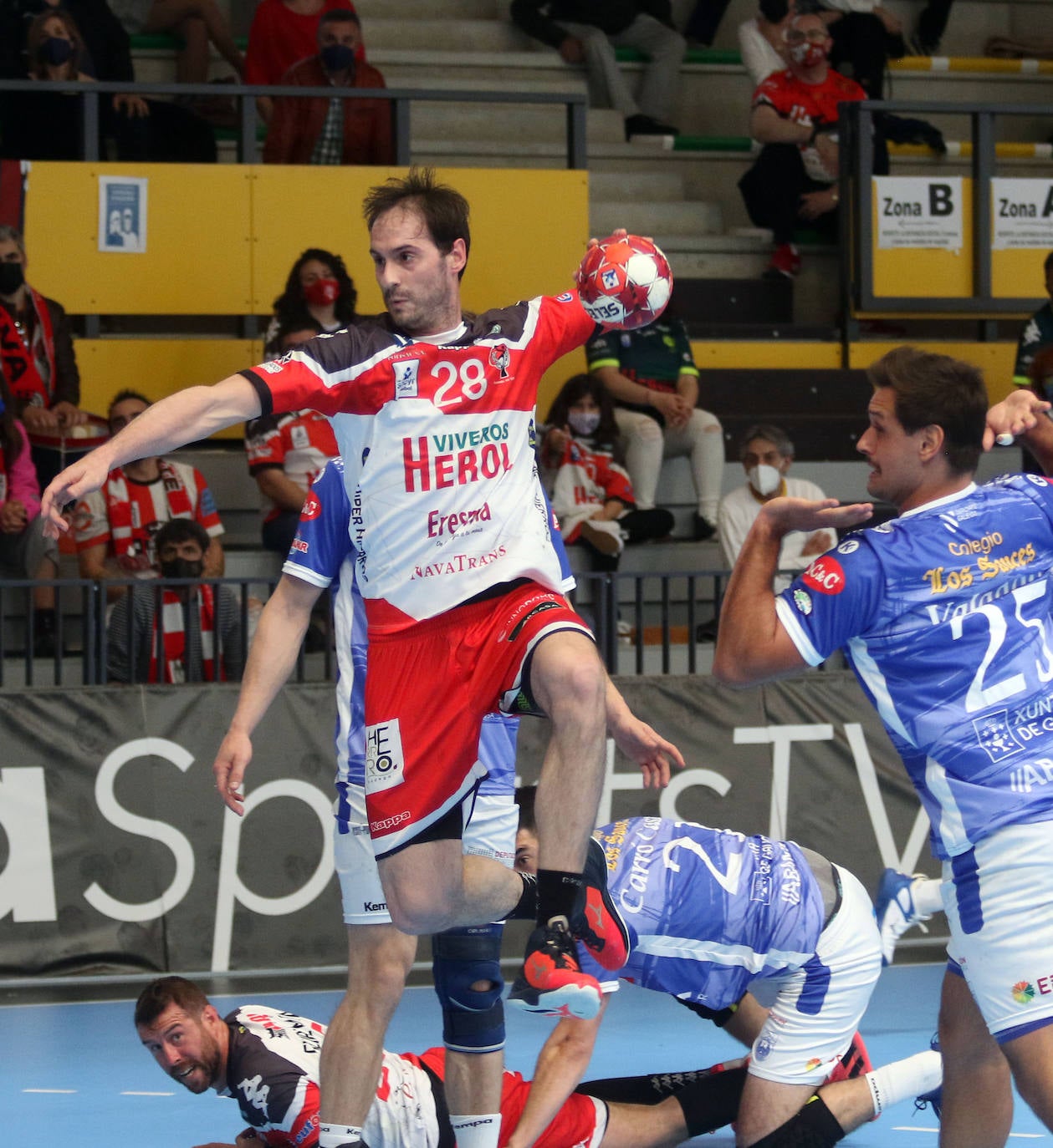 Partido de la liga Asobal entre el Balonmano Nava y el Cisne. 