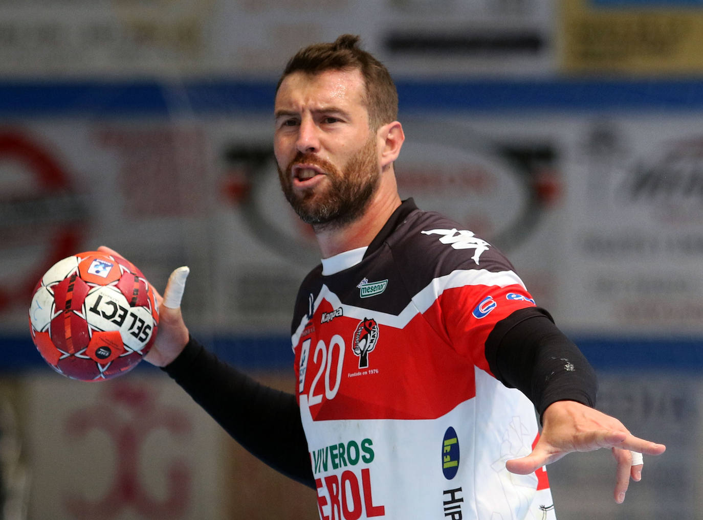 Partido de la liga Asobal entre el Balonmano Nava y el Cisne. 