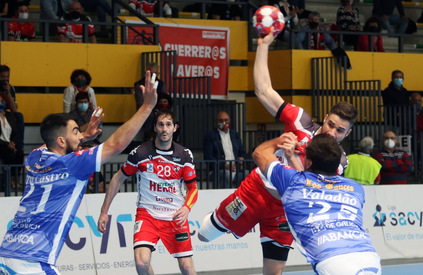 Partido de la liga Asobal entre el Balonmano Nava y el Cisne. 