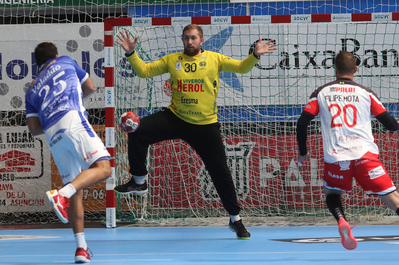 Partido de la liga Asobal entre el Balonmano Nava y el Cisne. 