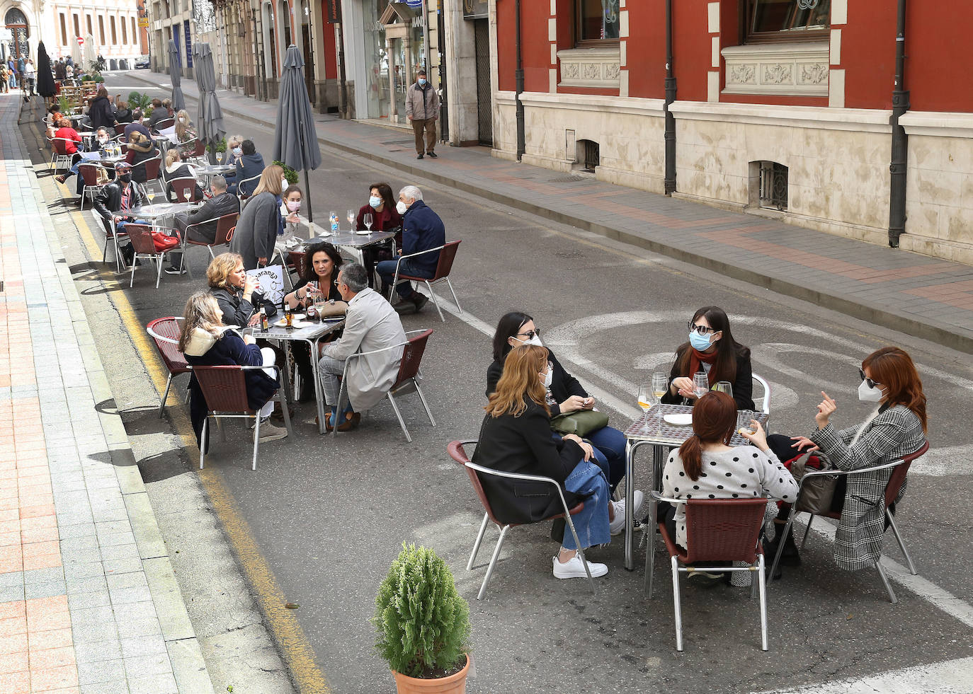 Clientes en las mesas sacadas a la calzada en la calle Don Sancho, ayer a mediodía.