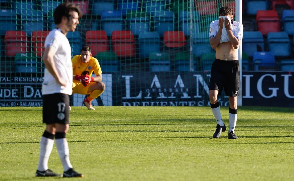 Los jugadores del Salamanca UDS lamentan el empate final del Lealtad en el Helmántico. 