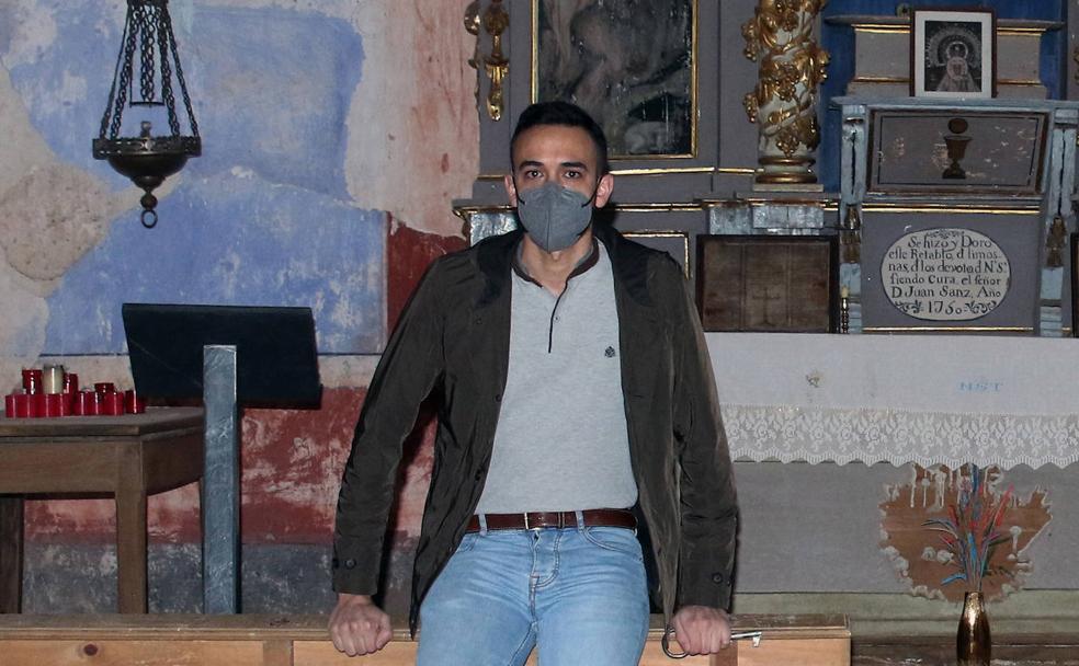 Javier Sanz, uno de los responsables del proyecto, en el Altar Mayor de la ermita de Tormejón.