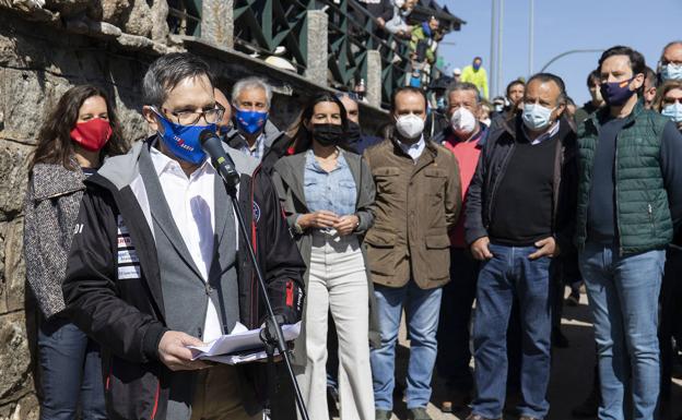 Lectura del manifiesto en la concentración para salvar la estación de esquí de Navacerrada. 