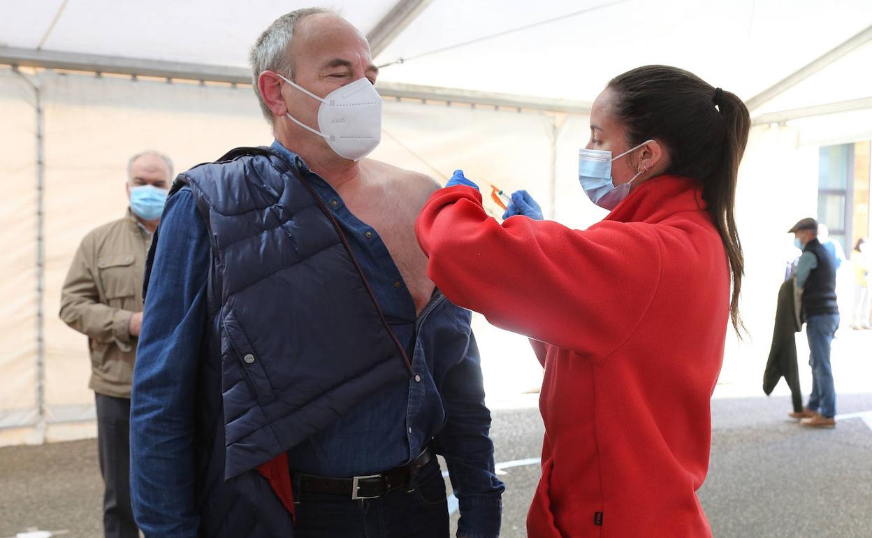Vacunación, en la mañana de este domingo en La Puebla. 