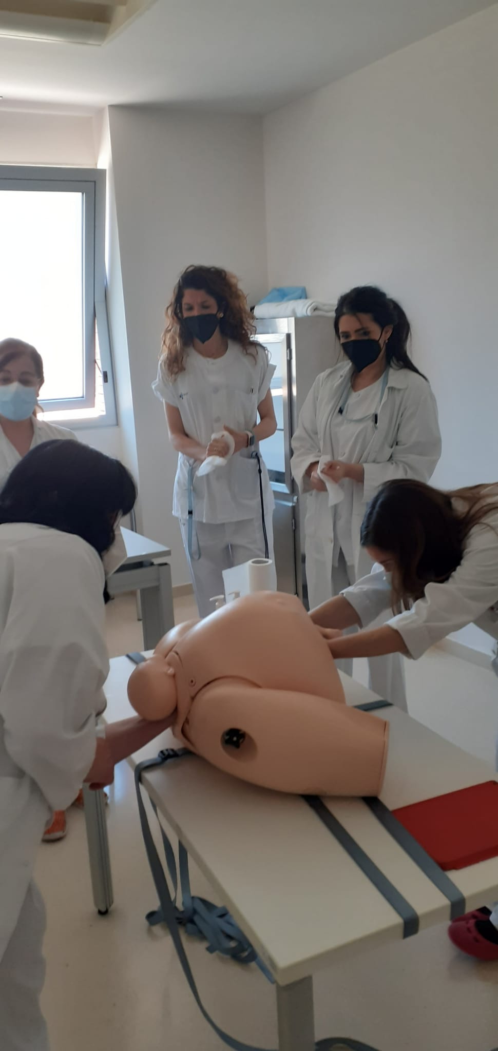 Fotos: Entrenamiento de profesionales sanitarios con el simulador en Emergencias Obstétricas del Hospital Río Hortega de Valladolid