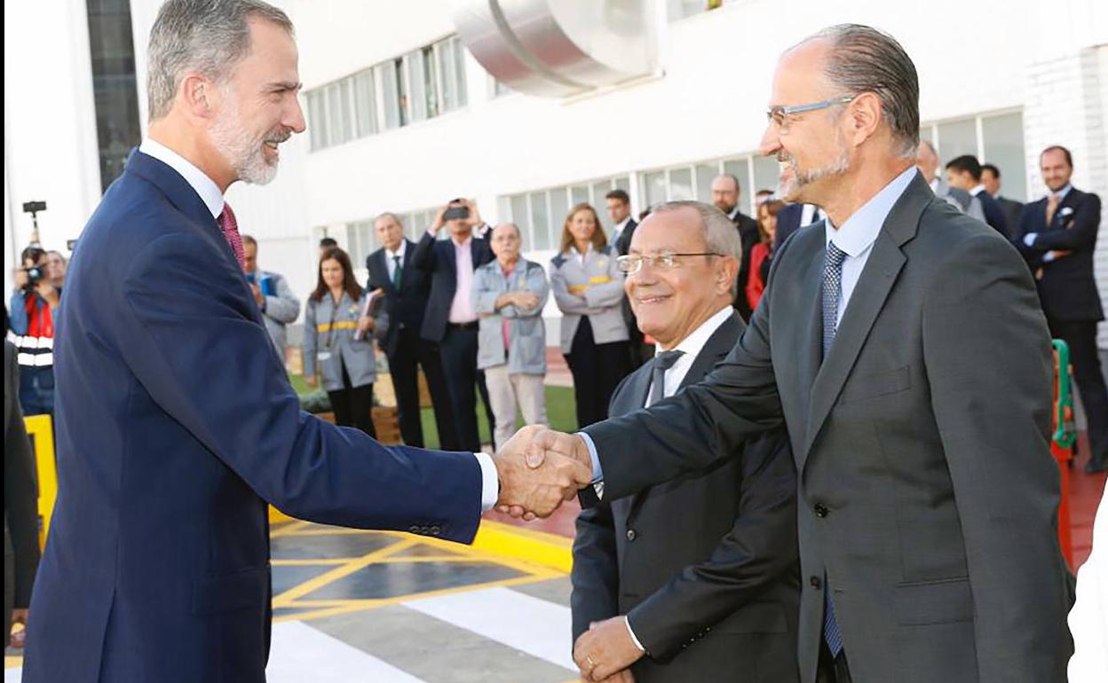 Luis Fuentes saluda al Rey Felipe VI durante una visita a la comunidad. 