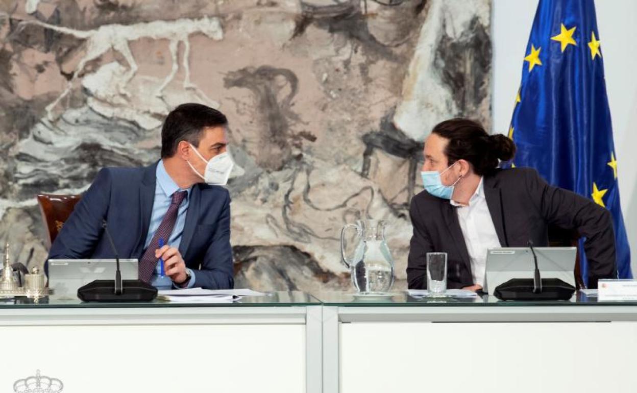 El presidente del Gobierno, Pedro Sánchez, conversa con el vicepresidente Pablo Iglesias, durante una reunión del Consejo de Ministros.