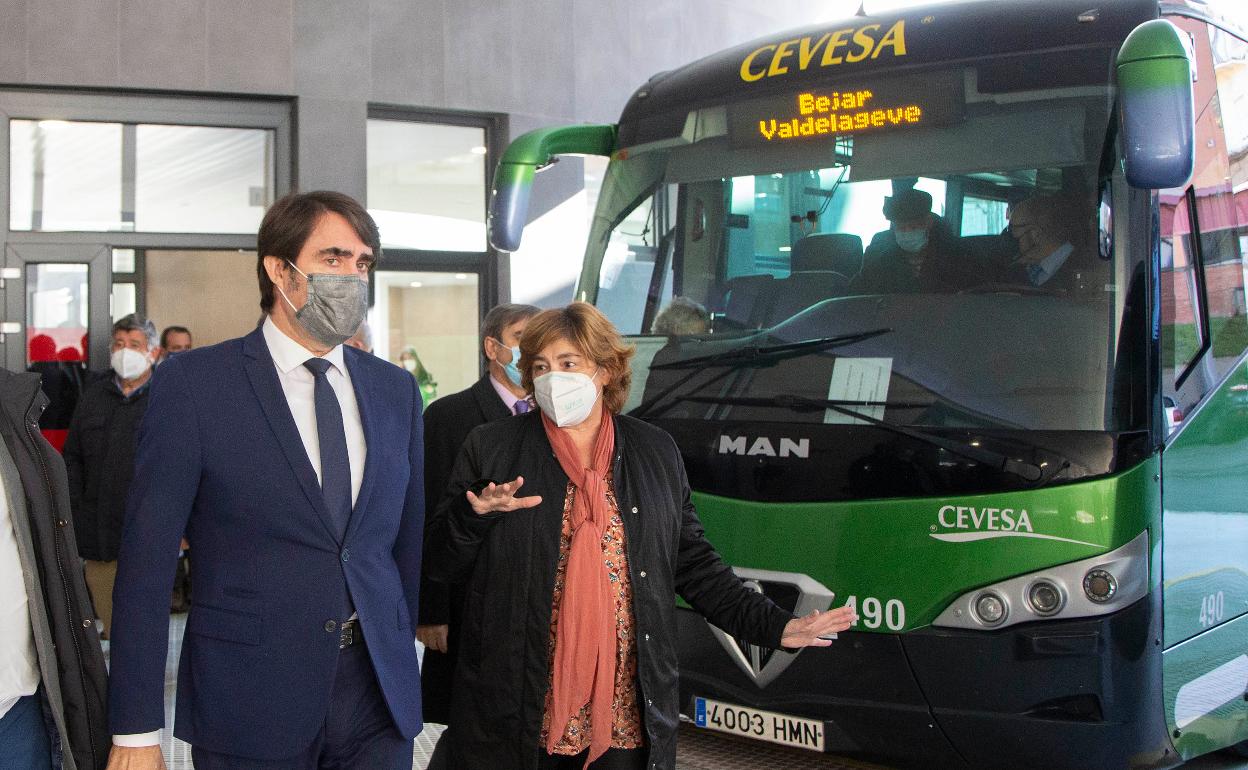 El consejero de Fomento y Medio Ambiente, Juan Carlos Suárez-Quiñones, visita la remodelación de la estación de autobuses de Béjar junto a la alcaldesa, Elena Martínez.