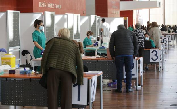 Colas para vacunarse en el Miguel Delibes, este lunes por la mañana. 