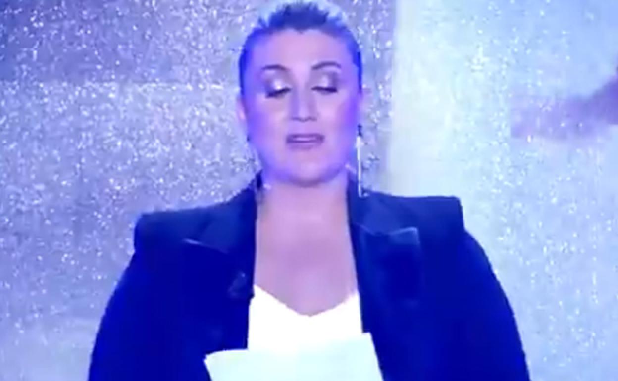 Carlota Corredera lee el comunicado de La Fábrica de la tele'. 