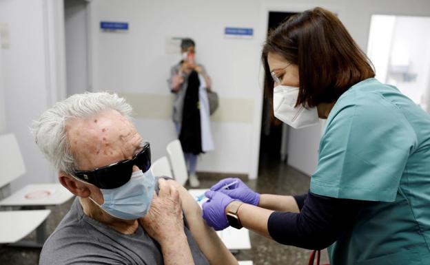 Proponen usar las próximas dosis para vacunar a los mayores de 70 años