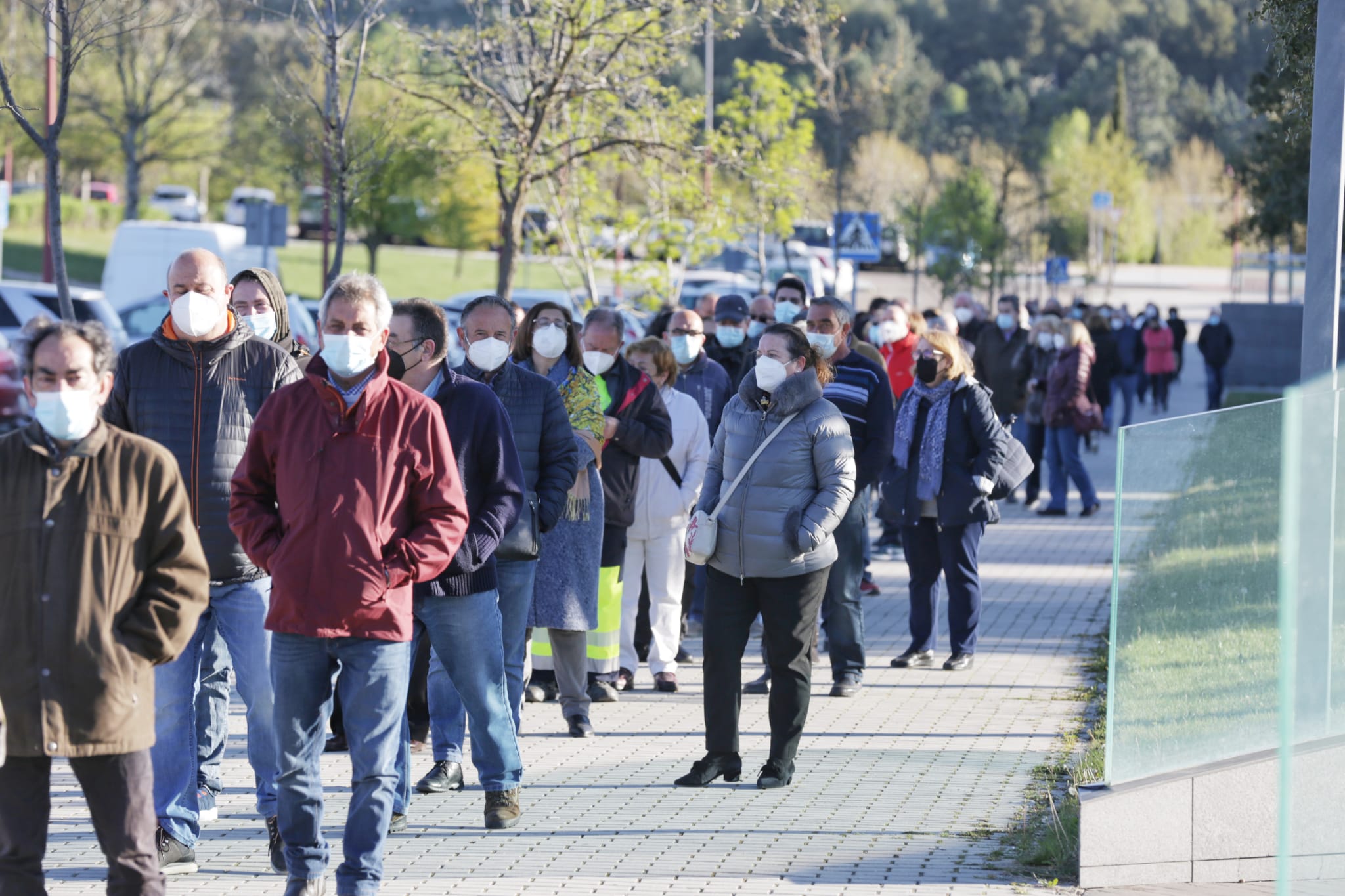 Largas colas en Valladolid para vacunar contra el coronavirus a los nacidos en 1956