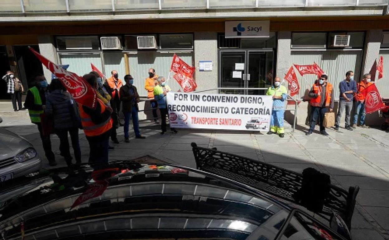 Concentración de protesta de los trabajadores del transporte sanitario hoy en Ávila 