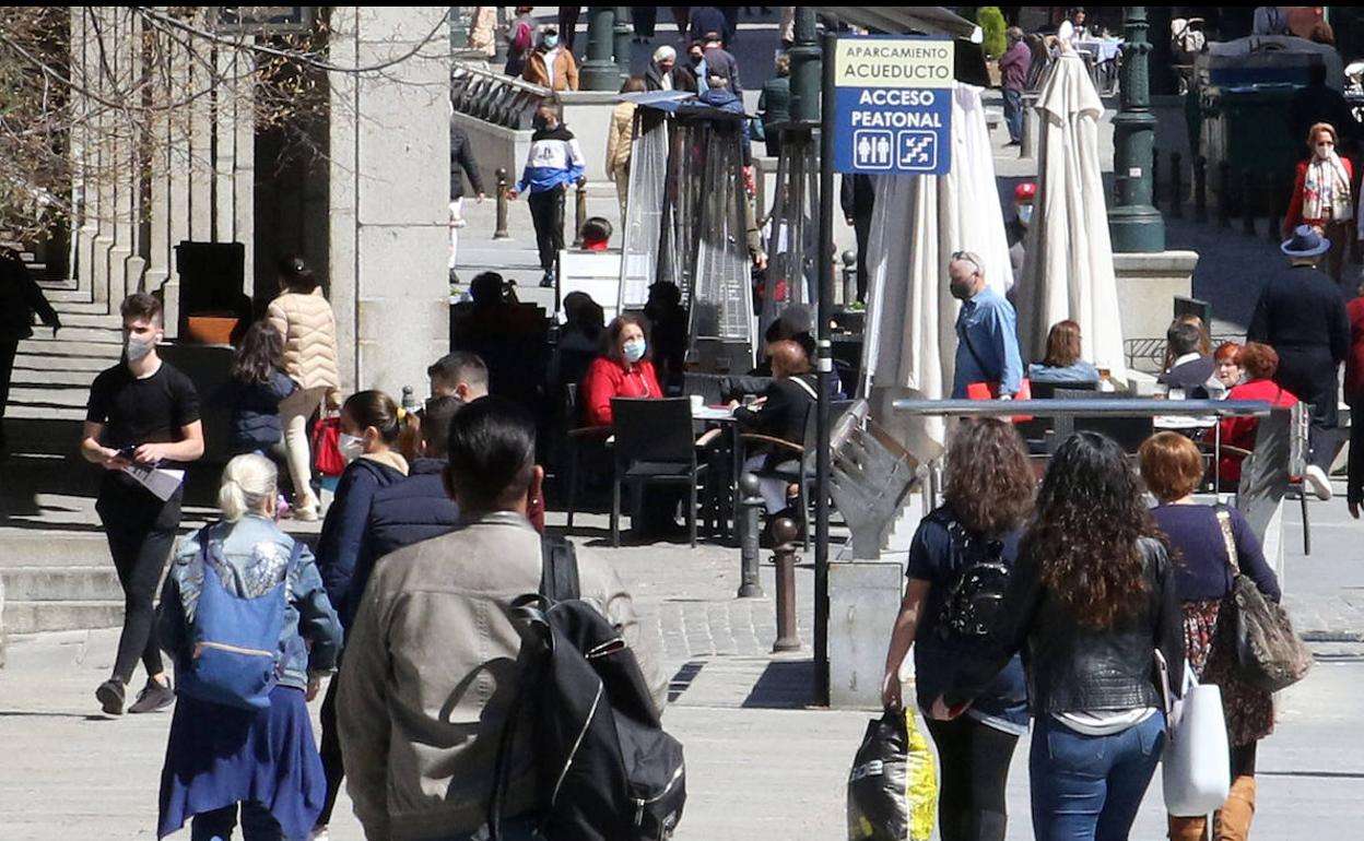 Transeúntes estos días en una céntrica calle de la capital segoviana. 