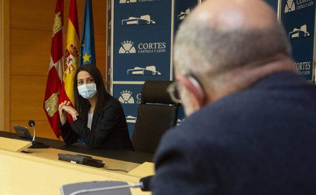 Inés Arrimadas mira a Francisco Igea durante la reunión con los procuradores de Ciudadanos en la Sala Cortes de León. 