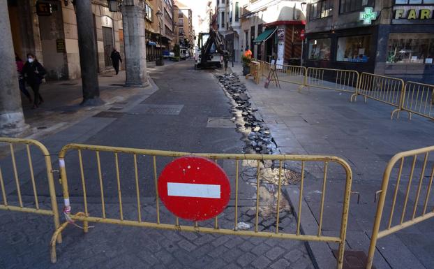 Los operarios trabajan al inicio de la calle Pasión.