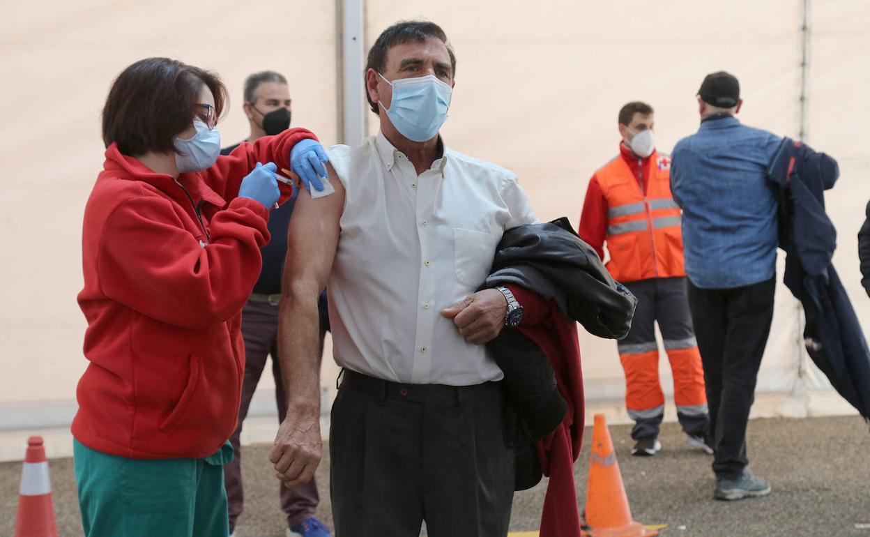 Vacunación de palentinos de 64 años, este domingo en la carpa de La Puebla. 