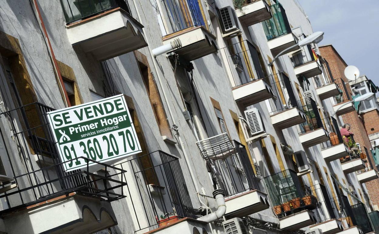 Cartel de «se vende» en balcón de una vivienda de Madrid. 