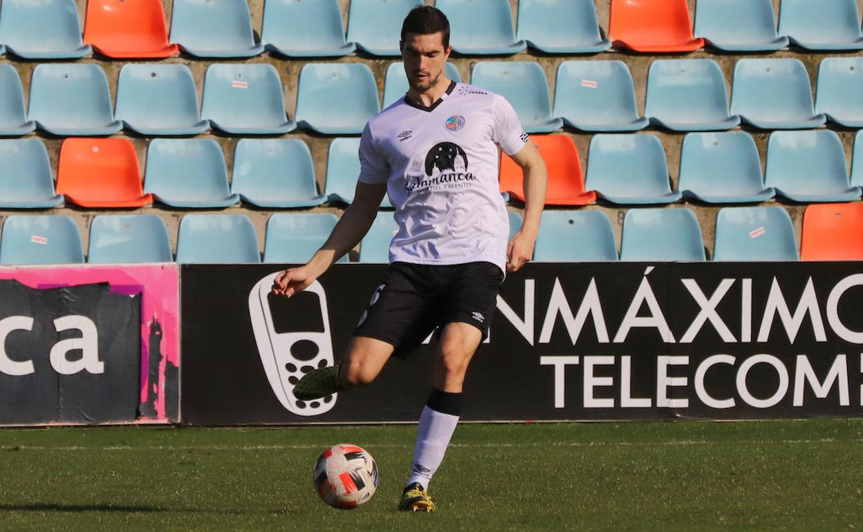 Iván Casado, central del Salamanca UDS, en un partido en el Helmántico. 
