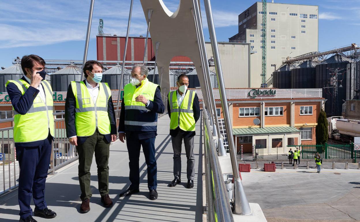 Fernández Mañueco, durante la visita a las instalaciones de Cobadu. 