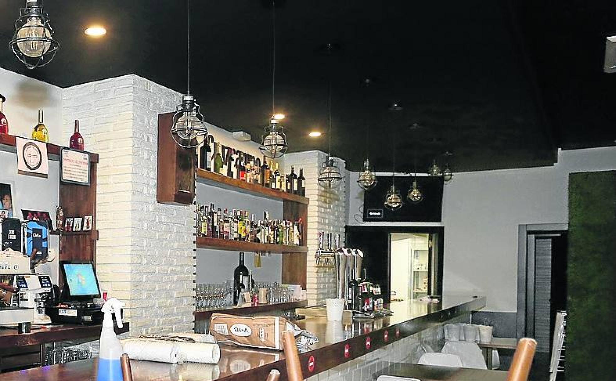 Interior de un bar cerrado a los clientes desde ayer. 