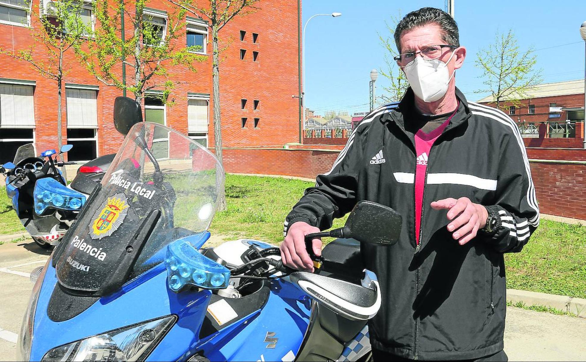 Pedro Alonso Zan, el lunes, junto a una moto en su visita al Cuartel de la Policía Local. 