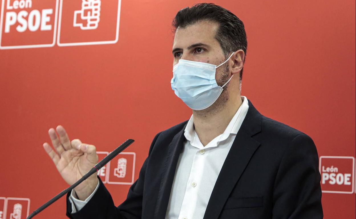 Tudanca tacha de «ayusada» la suspensión de la vacunación con AstraZeneca en Castilla y León