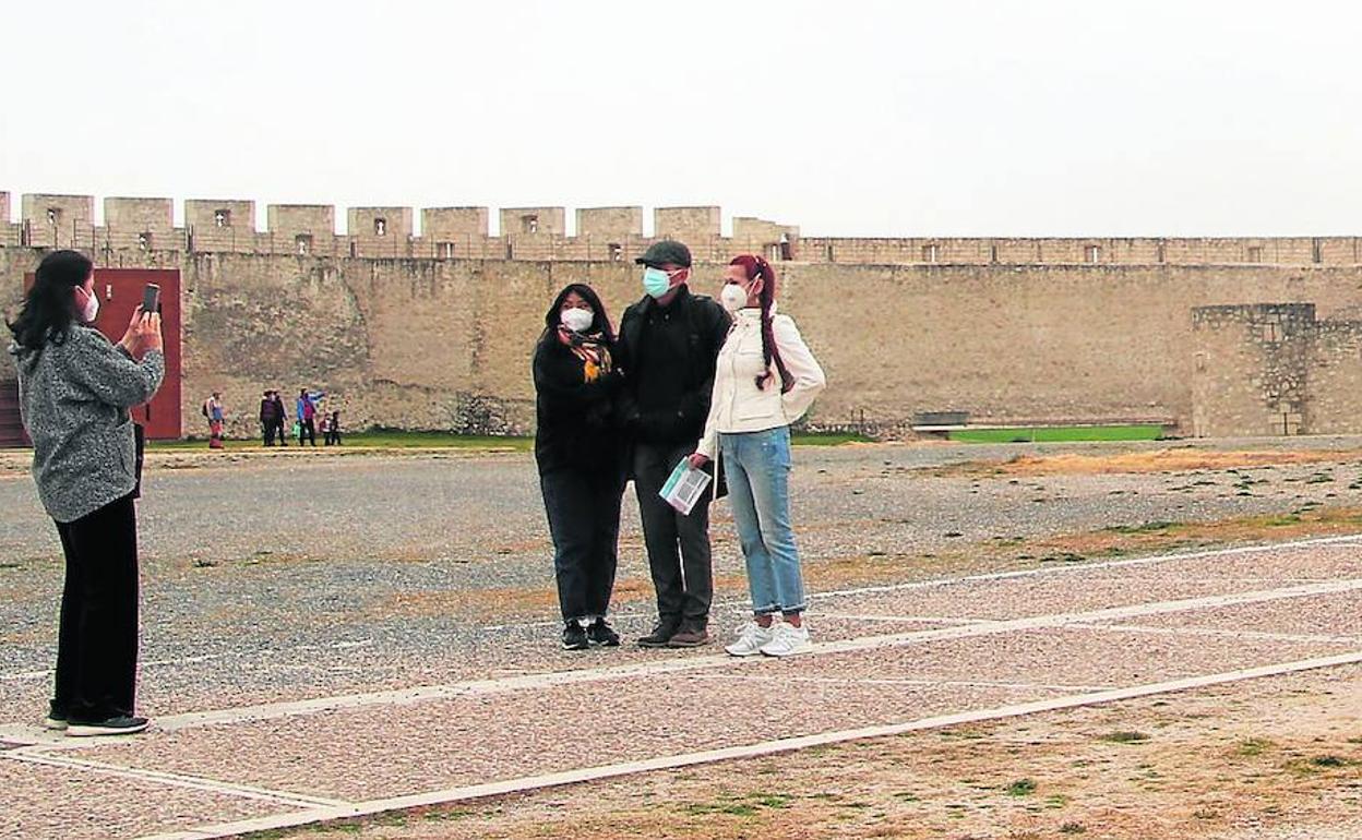 Unos turistas se fotografían delante del castillo de Cuéllar, el pasado fin de semana. 