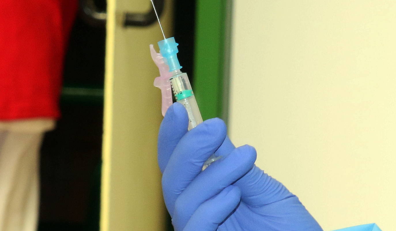 Vacuna de AstraZeneca, preparada para ser suministrada.