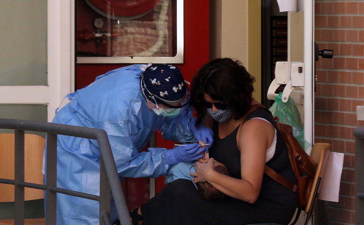 Toma de muestra para una prueba de infecciión en un centro de salud de Valladolid. 