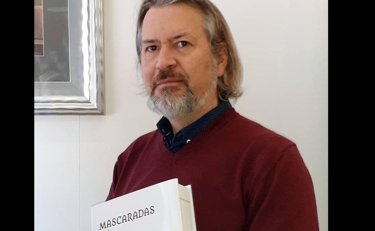 Óscar J. González con su libro sobre las mascaradas ibéricas.