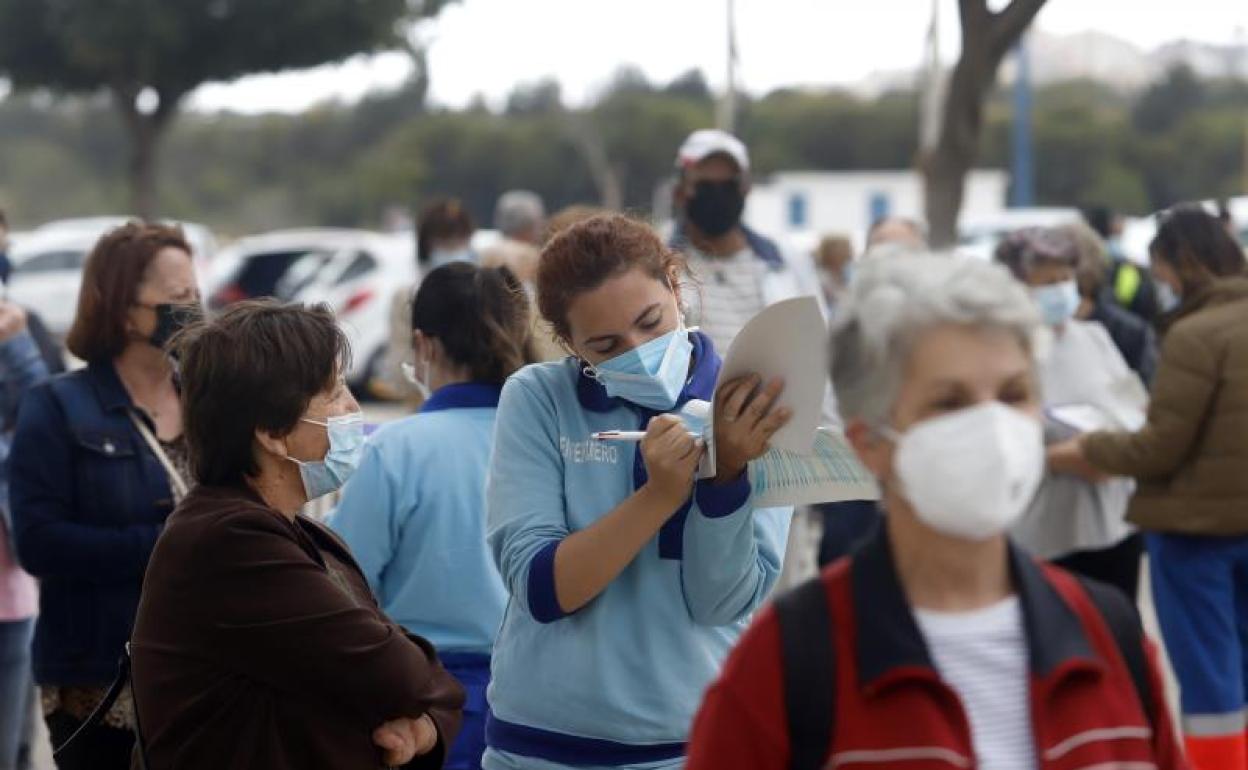 Varias personas hacen cola para ser vacunadas en Vélez Málaga.