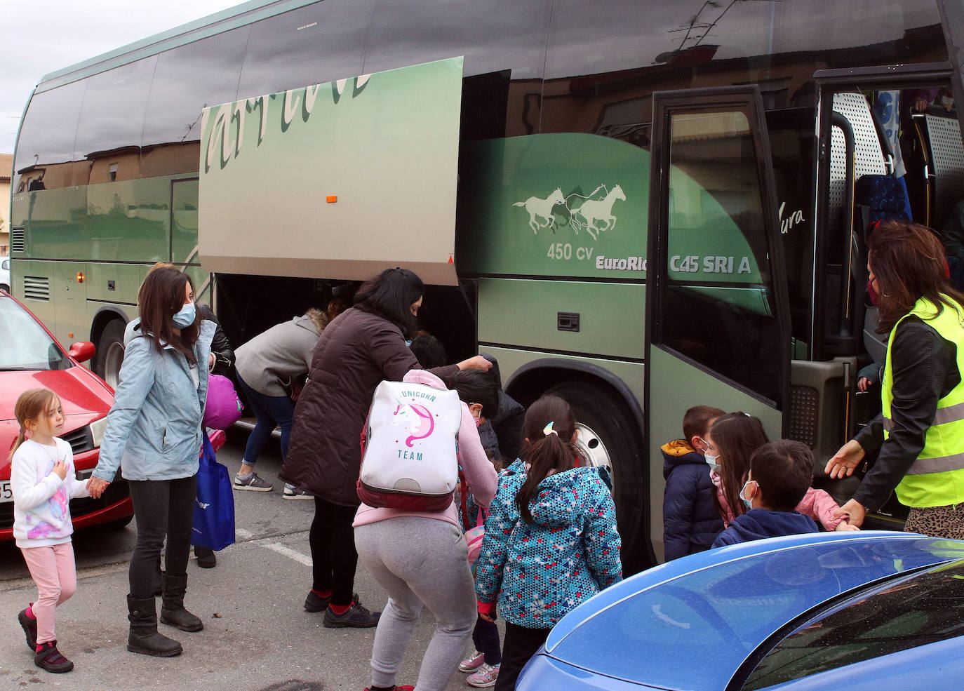 Escolares se preparan para subir al autocar en Hontanares.