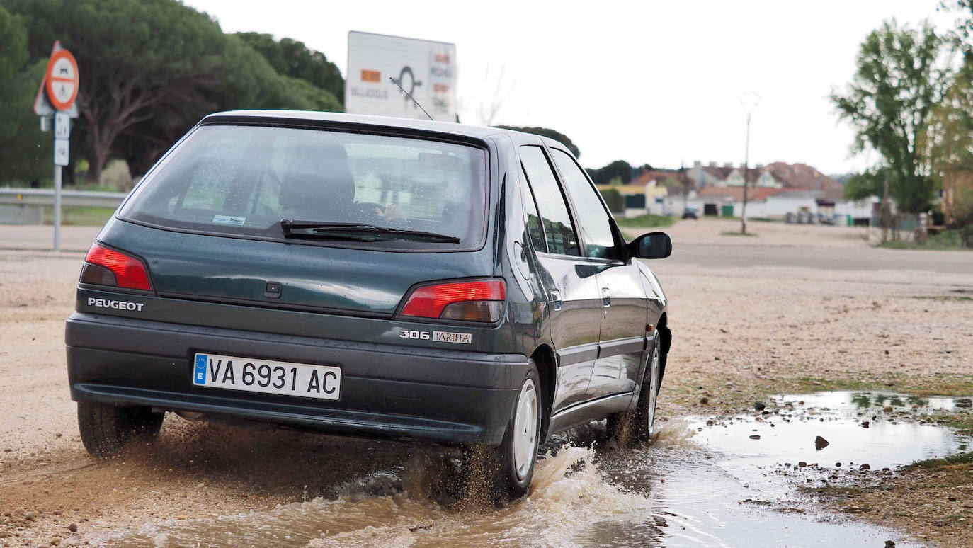 Los dos universitarios prueban el Peugeot 306 que les acompañará en su travesía por Europa del Este el próximo mes de agosto
