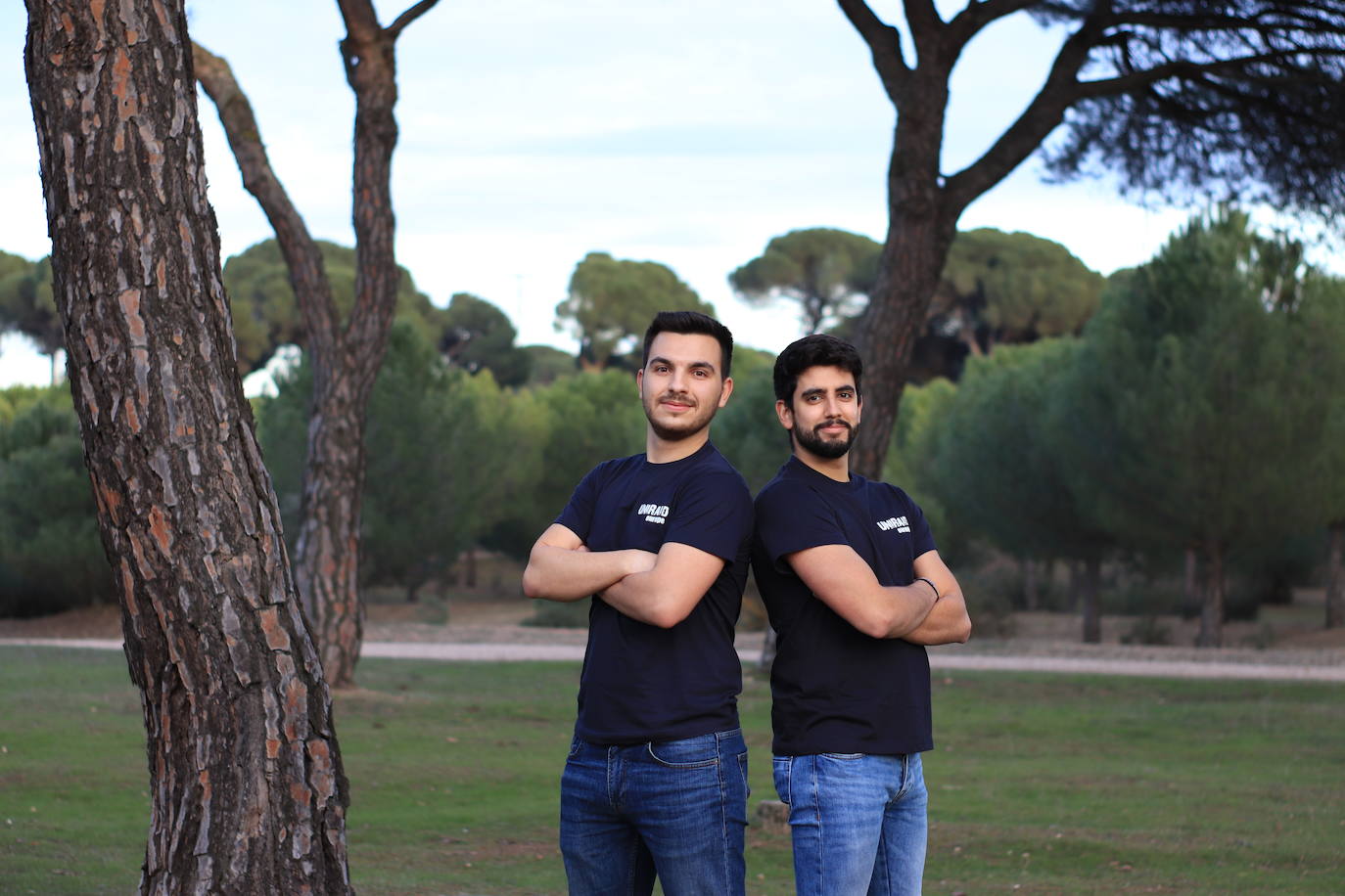 Los dos universitarios prueban el Peugeot 306 que les acompañará en su travesía por Europa del Este el próximo mes de agosto