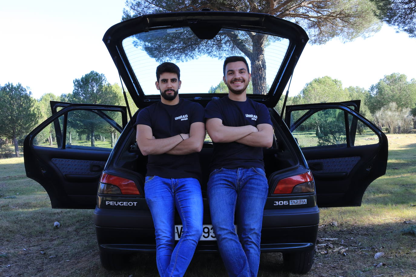 Los dos universitarios prueban el Peugeot 306 que les acompañará en su travesía por Europa del Este el próximo mes de agosto