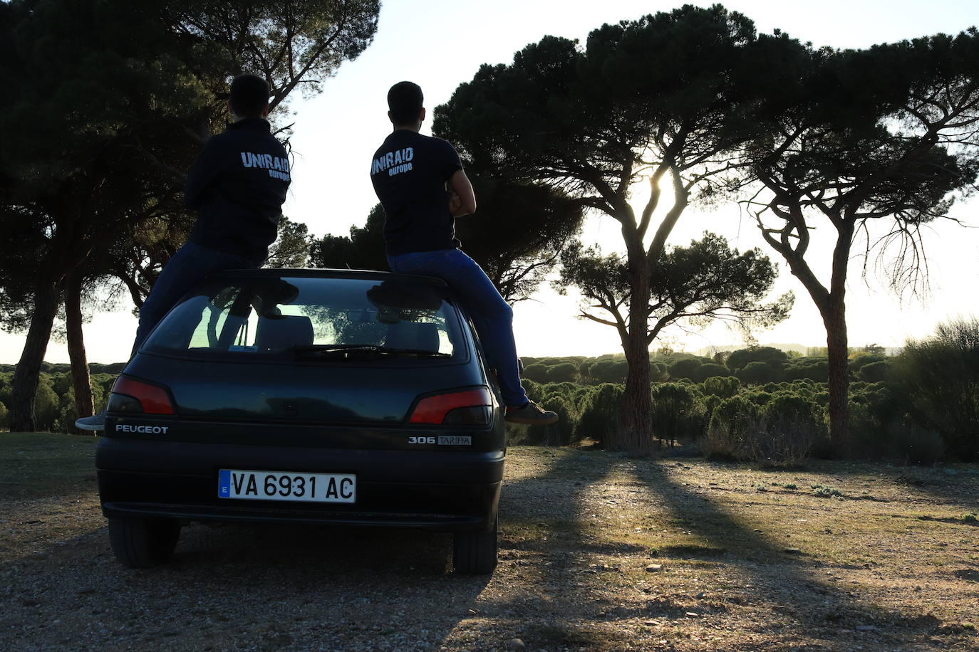 Los dos universitarios prueban el Peugeot 306 que les acompañará en su travesía por Europa del Este el próximo mes de agosto