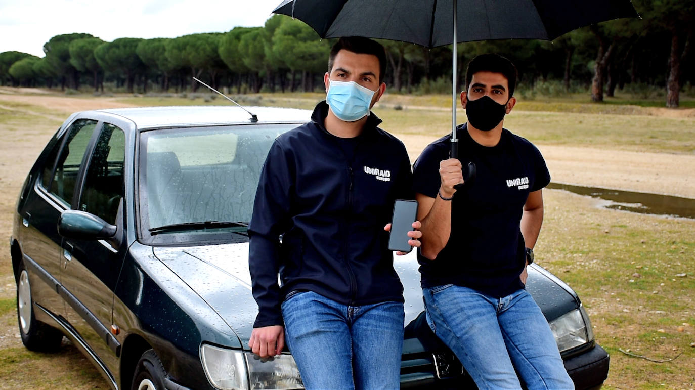 Los dos universitarios prueban el Peugeot 306 que les acompañará en su travesía por Europa del Este el próximo mes de agosto