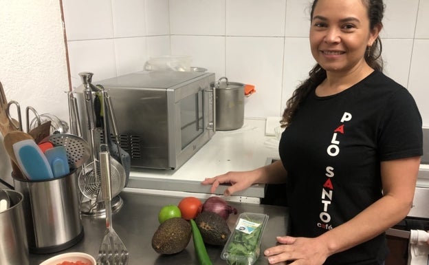 Carolina posa en la cocina del bar Palo Santo de Aranda con los ingredientes listos para preparar el guacamole