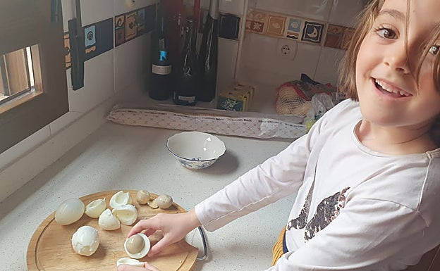 Imagen principal - Lola Velasco en diferentes momentos de la preparación de los huevos rellenos 