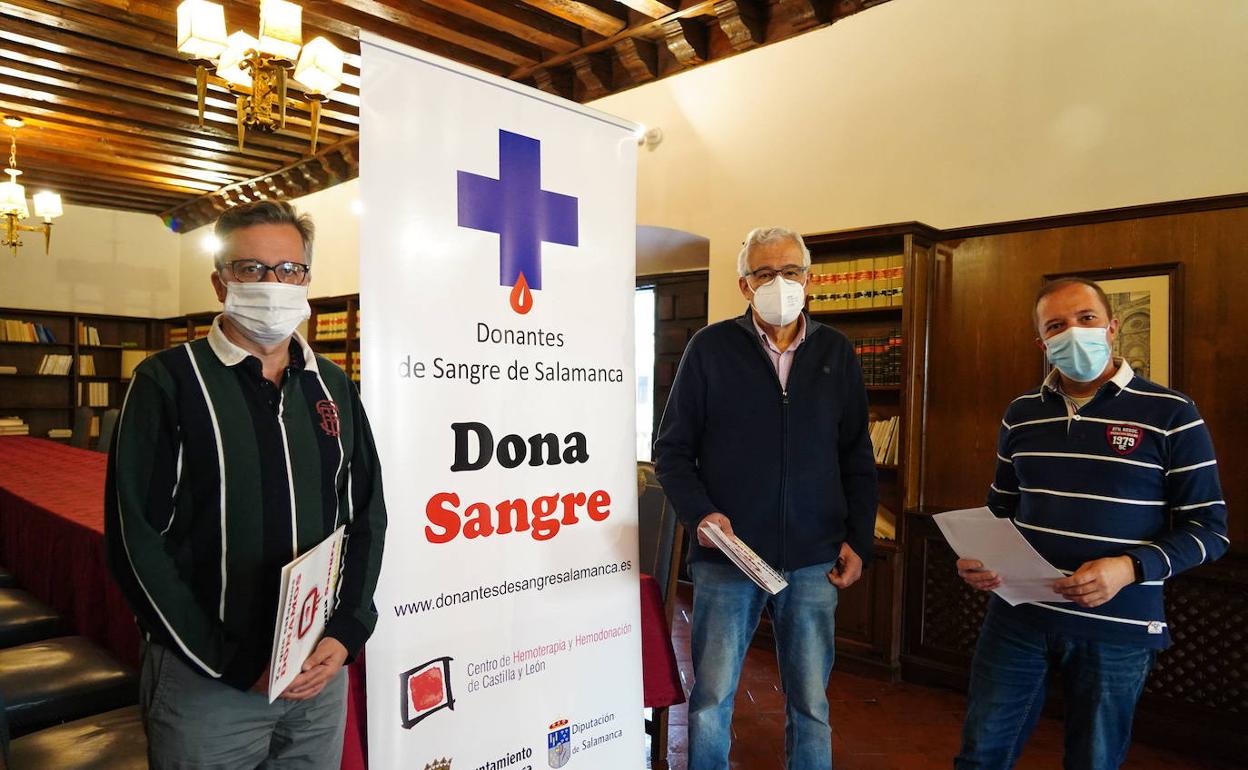 Fernando Barbero, primero por la derecha, durante la presentación de una campaña de donación.