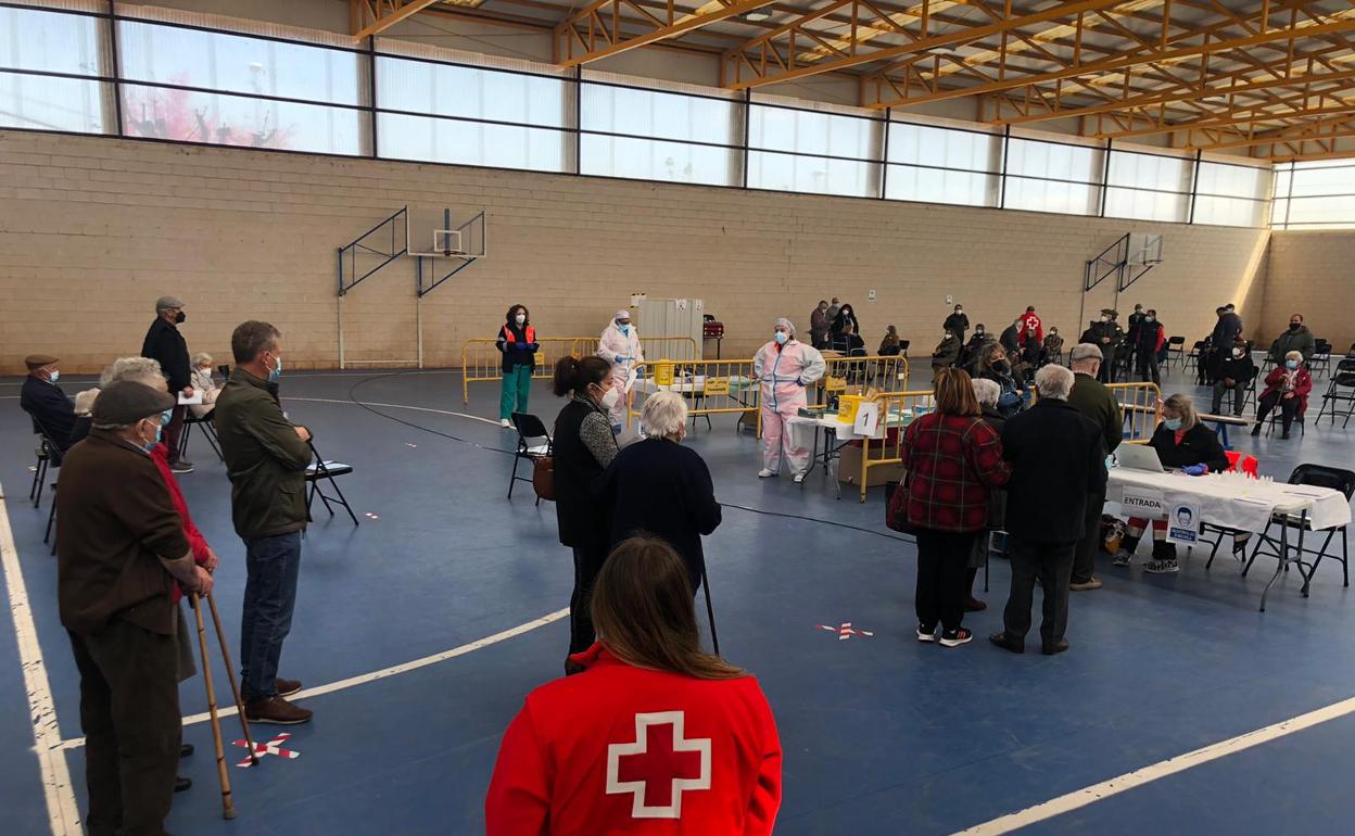 Varios miembros de Cruz Roja participaron en las vacunaciones realizadas en el pabellón de Tamames.