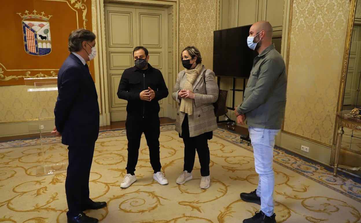 El alcalde, con Calleja, su directora de sala y su jefe de cocina.