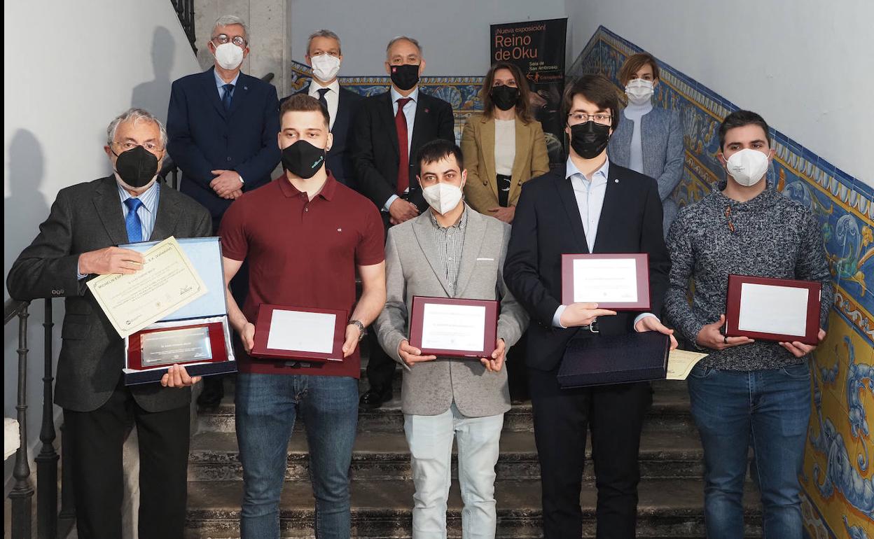 Premiados y autoridades académicas tras la entrega de premios. 